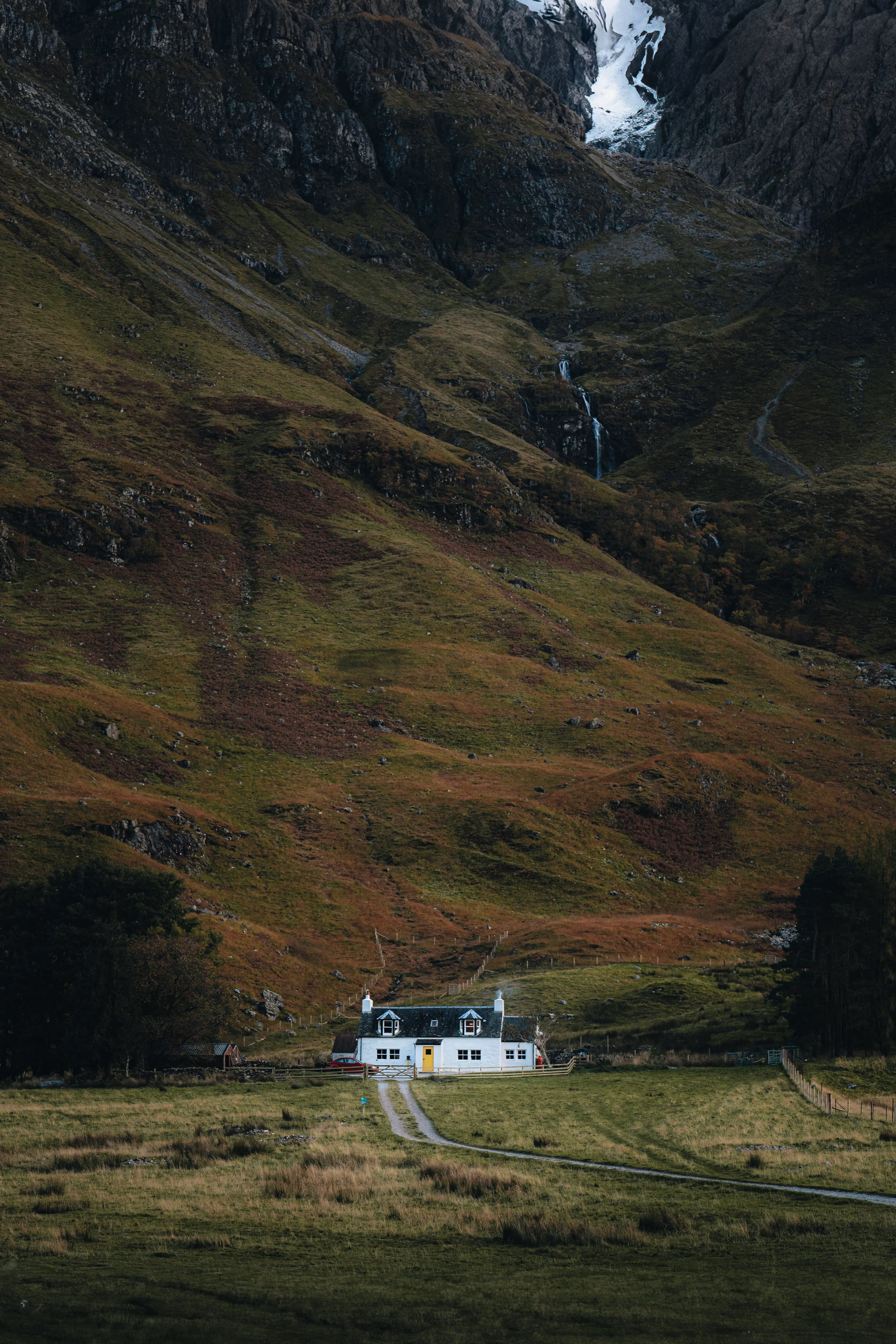 A cottage beneath the hills